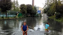 Як малі лучани "плавали" вулицями міста