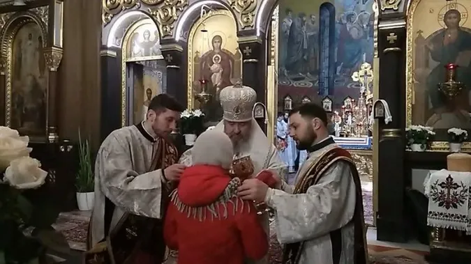 Пасхальне Причастя з однієї ложки: у храмі на Волині порушили карантин (відео)