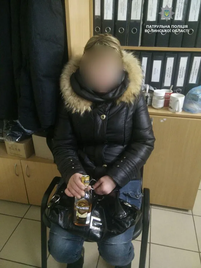 Щоб їсти, пити і пахнути: патрульні затримали трьох крадійок