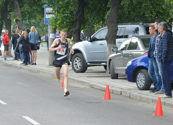 У центрі Луцька понад 400 бігунів змагалися за перемогу (фото)
