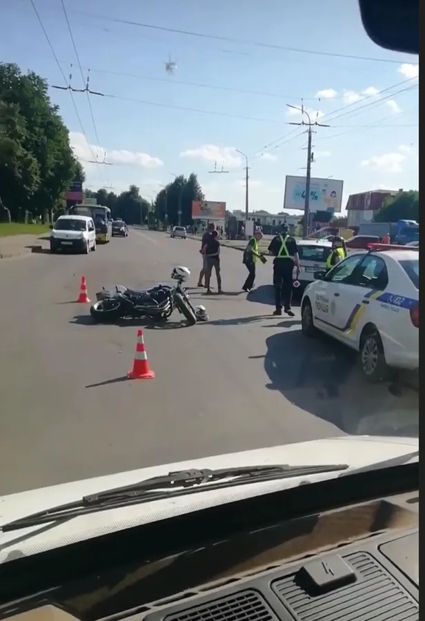 На Львівській автомобіль в'їхав у мотоцикл