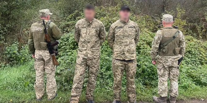 На кордоні з Угорщиною затримали ухилянтів у військовій формі