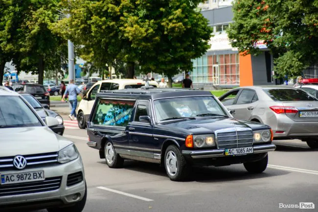 У Луцьку провели в останню путь поліцейського, який загинув у аварії