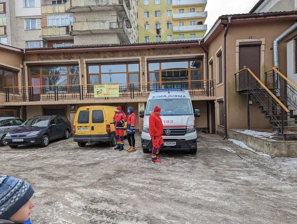 Загорівся матрац: у Луцьку гасили пожежу в гуртожитку (фото, відео)