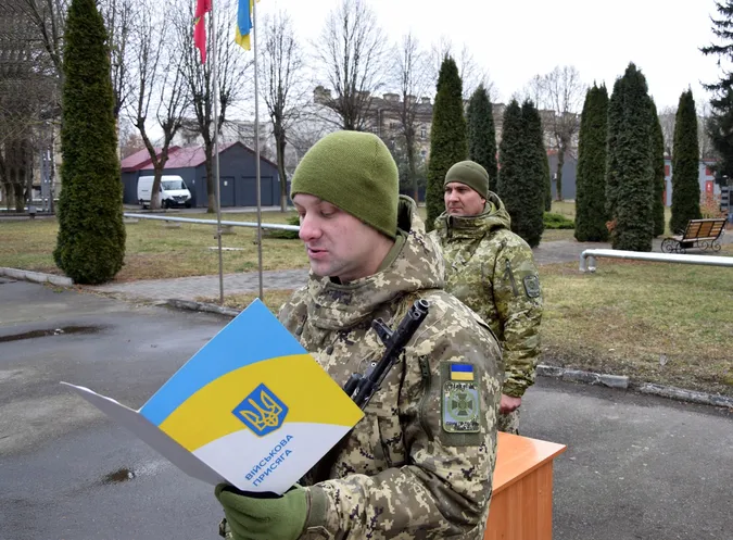 Юні та не дуже: у Луцьку новобранці-прикордонники склали присягу (фото)