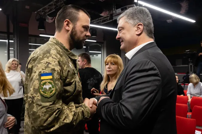 Порошенко дав 19 мільйонів гривень на звільнення кіборга Дмитра Марченка