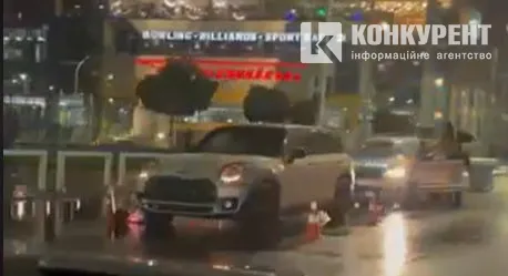 У Луцьку біля «Променя» - ДТП: постраждалого забрали у лікарню (відео)
