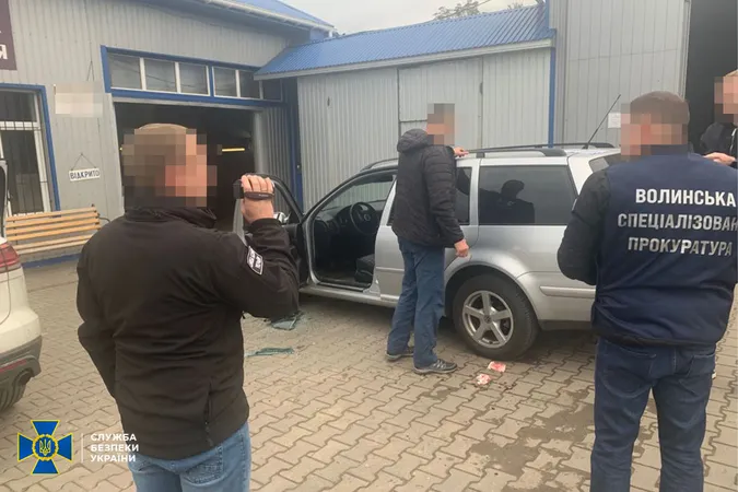 У Луцьку посадовець військкомату допомагав призовникам «відкосити» від армії (фото, відео)