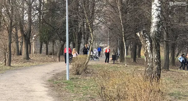 Безлюдна автостанція і «туси» в парку: як карантинить Луцьк 19 березня (фото)