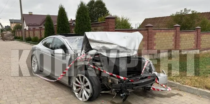 П'яний водій втікав від поліції на побитій «теслі» : деталі ДТП у Луцьку (фото, відео)