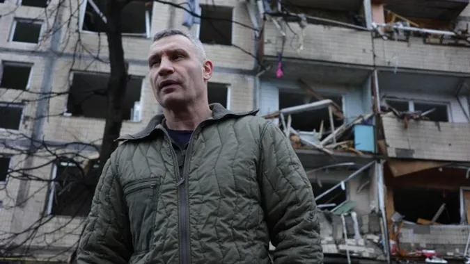 У Києві ворожий дрон влучив у школу під час уроків