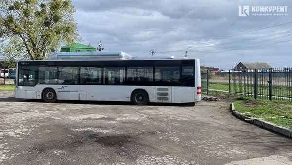 Автобус біля воріт