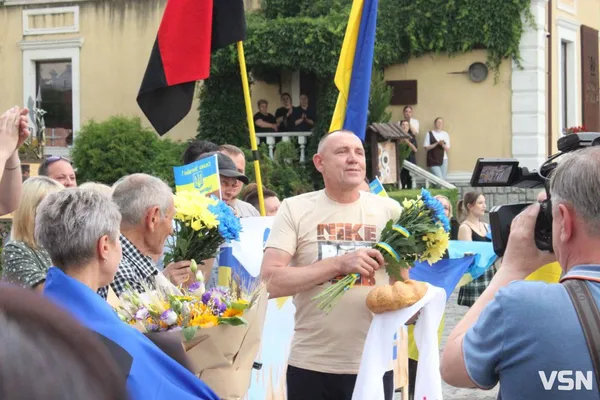 Сльози радості й обійми: у Луцьку зустріли військового, який понад два роки був у полоні (фото)