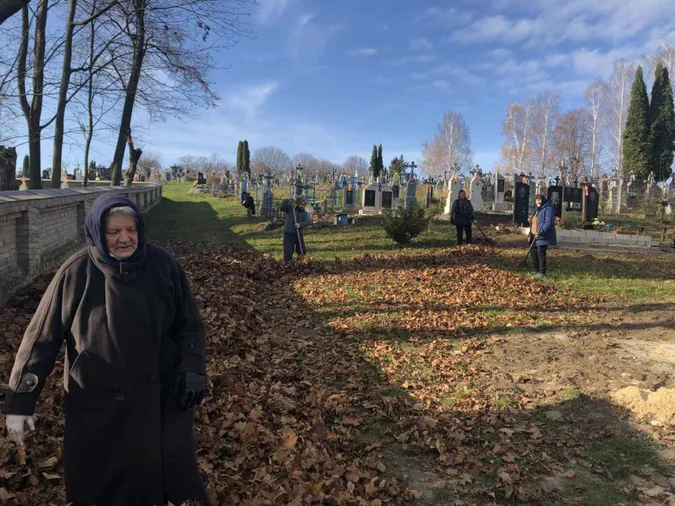 Небайдужі волиняни поприбирали територію навколо церкви і цвинтаря (фото)