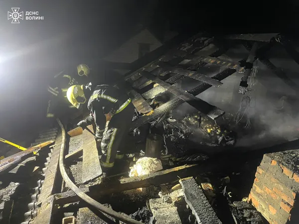 На Волині горіли господарська споруда та двоповерховий житловий будинок (фото)