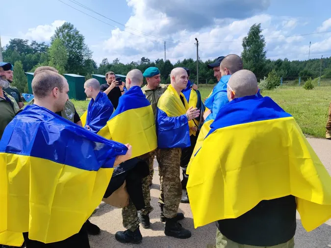 Обмін розпочався: в Україну повернули полонених віком до 25 років (фото)