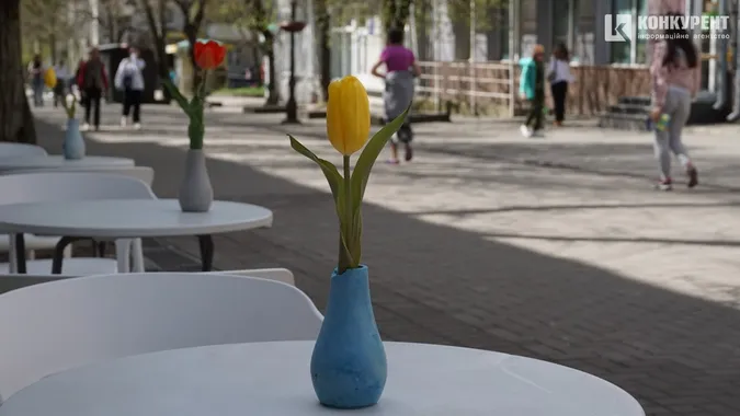 Весняний Луцьк: як місцеві прогулюються заквітчаним центром (фото)