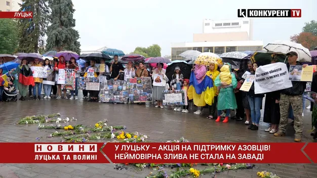 Сльози, квіти та плакати: у Луцьку рідні полонених захисників «Азовсталі» провели акцію (фото, відео)