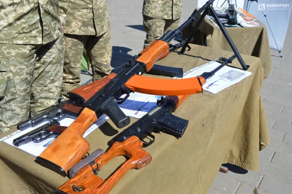 У Луцьку закликають вступити у війська ЗСУ