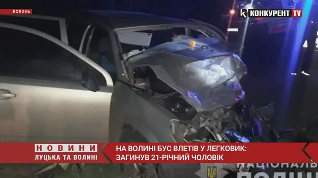 Лоб у лоб: у Луцькому районі бус протаранив легковик – водій загинув (фото, відео)