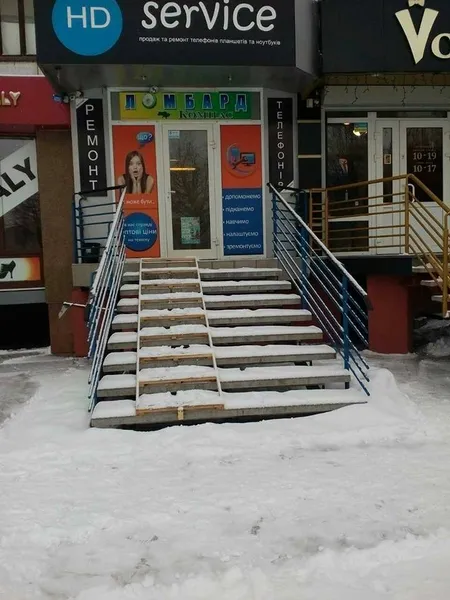 «Кому треба, той долізе»: як луцькі підприємці «чистяться» від снігу (фото)