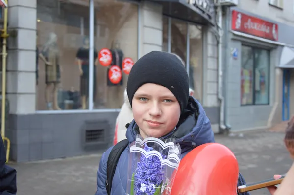 Квіти, прикраси і гарний настрій: що дарують жінкам на 8 березня у Луцьку (фото)