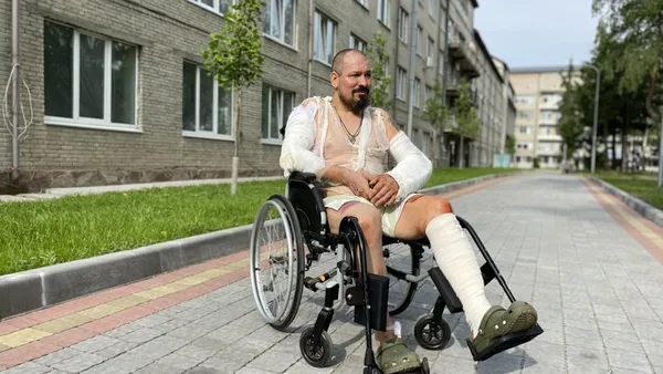 Ракета поцілила в авто, коли їхали на завдання: у Львові лікують військовослужбовця з Волині (фото)