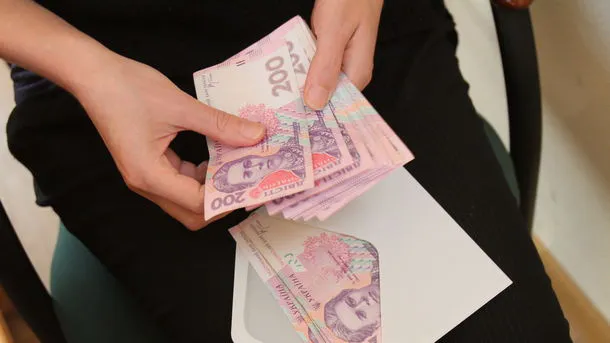 У кого й на скільки зростуть зарплати й пенсії у грудні