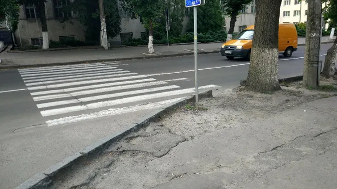 Лучани скаржаться на аварійні  тротуари в центрі міста (фото)