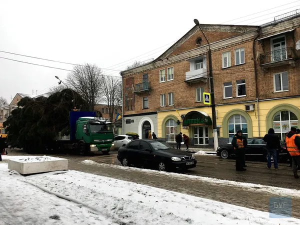 Зависока: у Нововолинську новорічна ялинка не витримала і обвалилася (фото)
