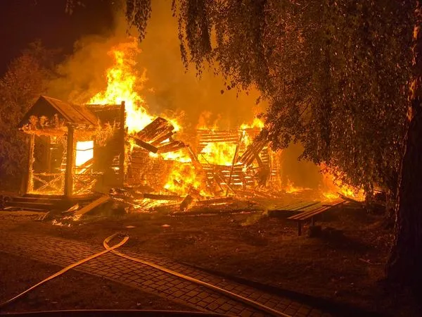На Рівненщині вщент згоріла дерев’яна церква ХІХ століття (фото)