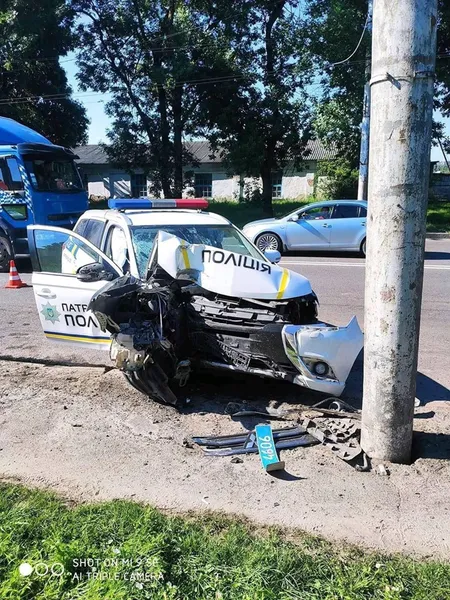 У Луцьку патрульні на службовому авто врізалися в електроопору (фото, оновлено)