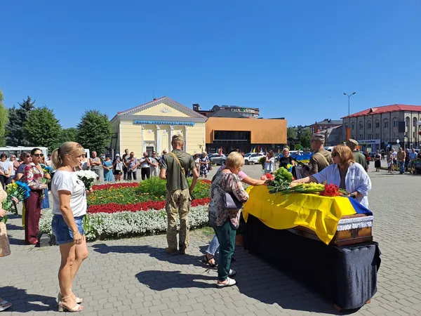 Назавжди 44: у Ковелі провели в останню дорогу захисника Віталія Півня (фото)
