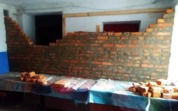 Стіна, яку звели між будівлями