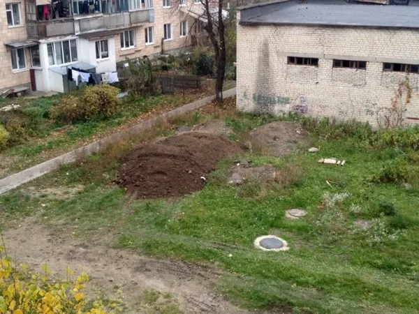 У Луцьку до житлових будинків вивезли будівельне сміття (фото)