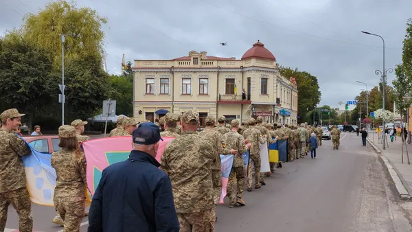 У Ковелі відбулася хода з прапорами бойових підрозділів та патріотичний флешмоб (фото)