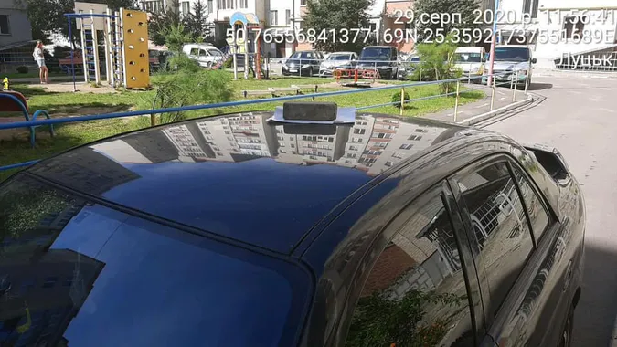 Цегла на капоті та «привіт» від муніципалів: у Луцьку покарали паркохама