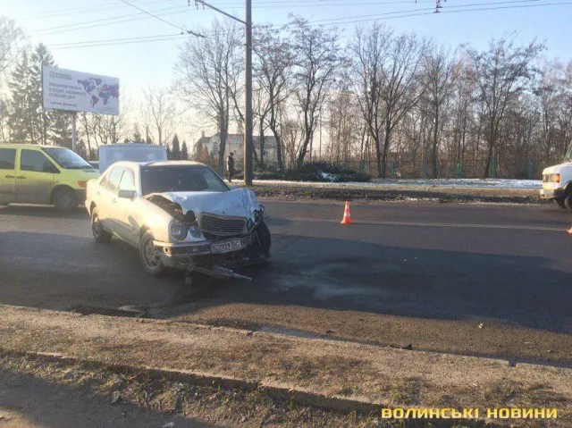 Потрійна аварія у Луцьку: потовклися два «Мерседеси» і Kia (фото, оновлено)