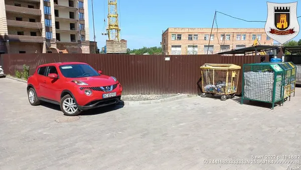 «Хаотичне паркування»: муніципали знайшли порушника у дворі новобудови у Луцьку (фото)