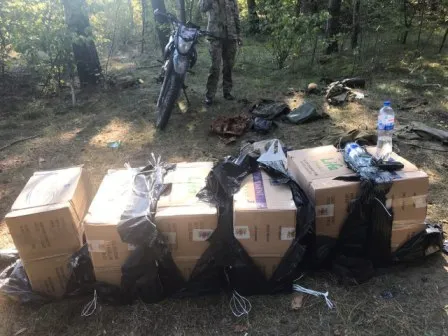 Луцькі прикордонники знайшли 12 ящиків сигарет (фото)