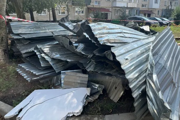Залишки покрівлі, яку зірвало з будинку