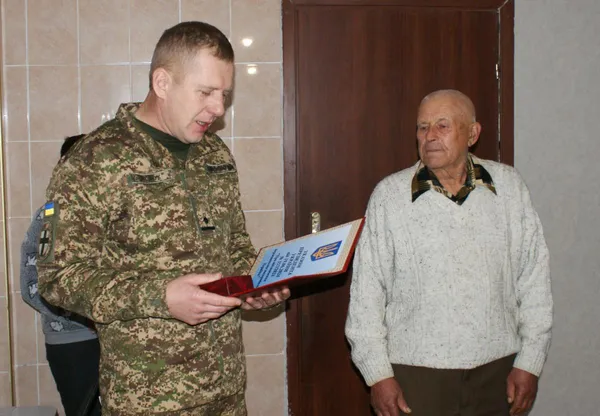 Батькам загиблого гвардійця з Оленівки вручили орден «За мужність» (фото)