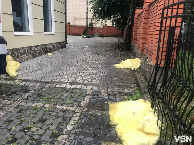 Зірвало дах: у центрі Луцька буря наробила біди (фото, відео)