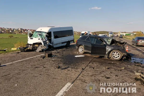 В ДТП на Рівненщині загинула родина з немовлям (фото, відео)
