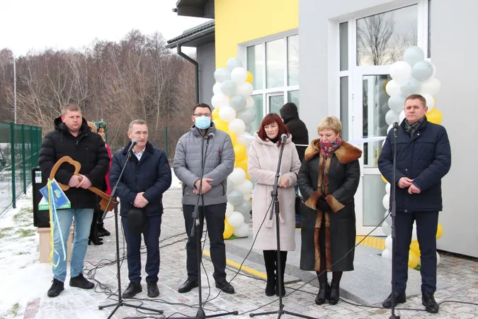 Зі священником та стрічкою: в селі на Волині відкрили амбулаторію сімейної медицини (фото)