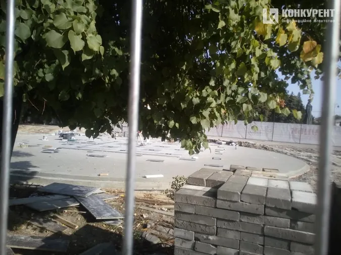 Фонтан у центрі Луцька готовий трохи більше, ніж наполовину (фото)