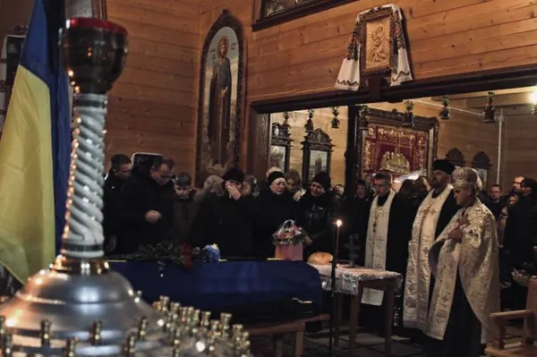 🕯 У Володимирській громаді попрощалася із Захисником Олегом Гринишиним (фото)