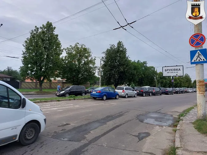 У Луцьку муніципали виписали понад 150 штрафів водіям біля авторинку (фото)