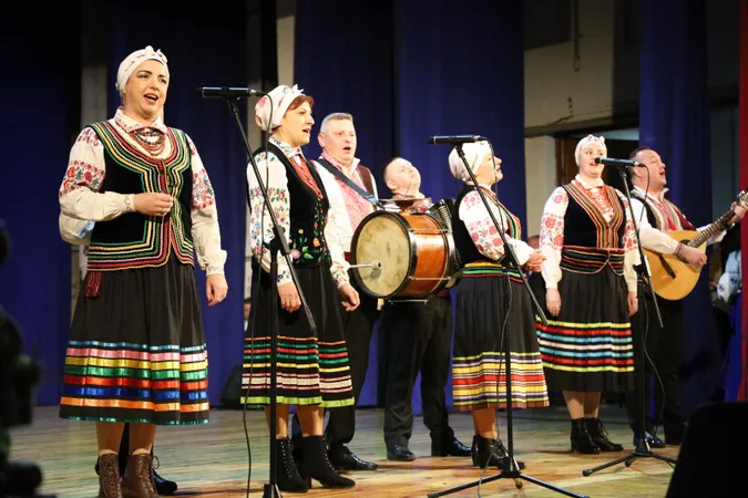 Зі священниками, чиновниками та хором: як відсвяткували Великдень у Луцьку (фото)