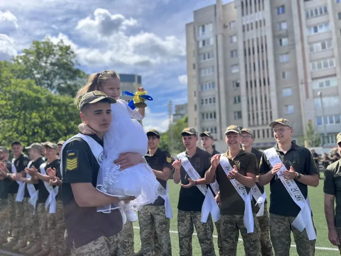 Майже 400 ліцеїстів завершили навчання у військовому ліцеї на Волині (фото)